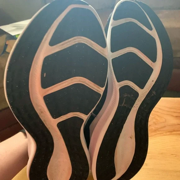 Womens Nike running shoe - Picture 3 of 5